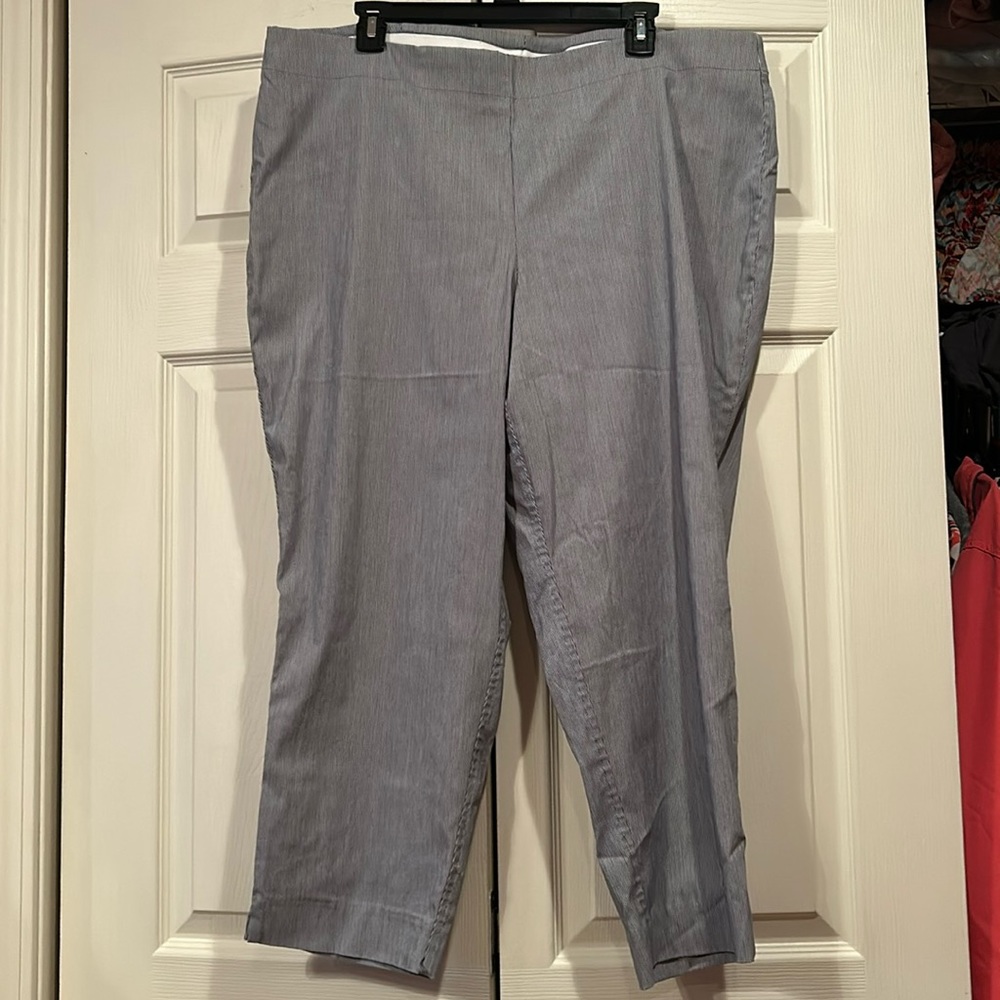 Katherine Barclay 18W Black/White Capris.  Elastic Waist, Open Side Hem
